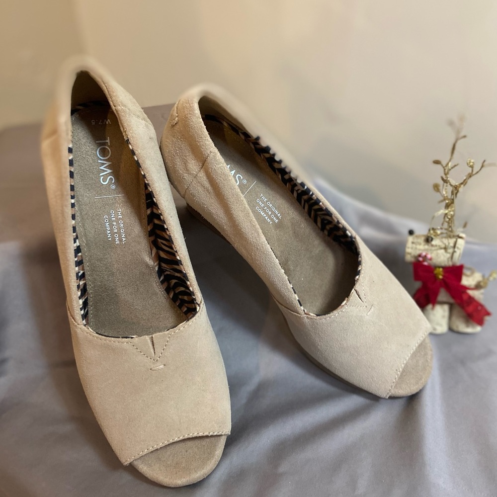TOMS~Slip-On Wedge Sandals~Tan~Animal Print Lining~Size 7.5
